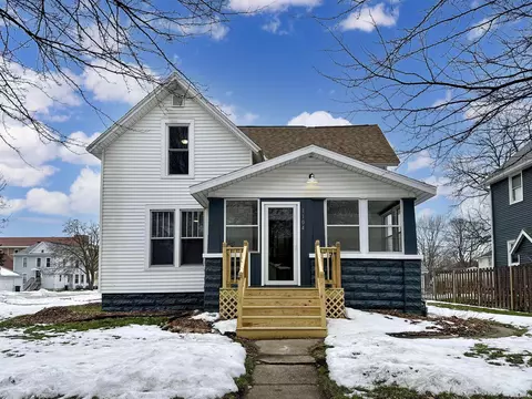 1104 Bluff St, Cedar Falls, IA 50613
