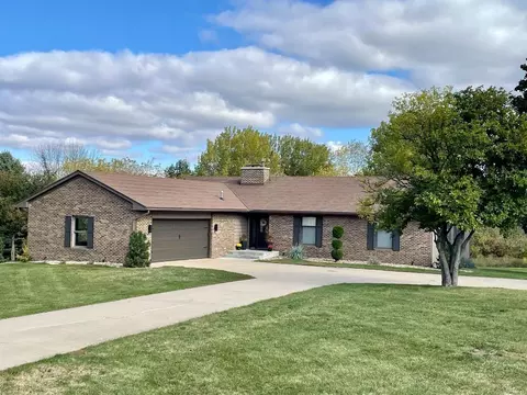 3732 Beaver Ridge Cir, Cedar Falls, IA 50613