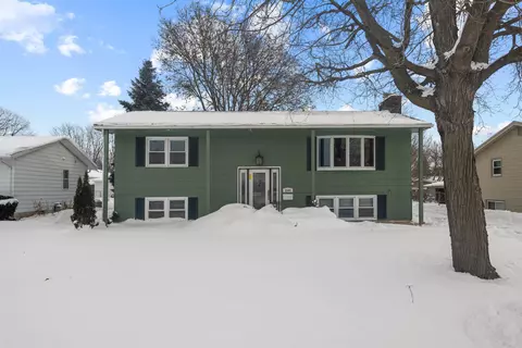 3309 Santa Maria Dr, Waterloo, IA 50702