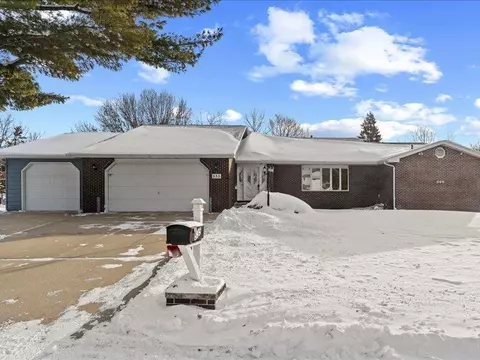 535 SE Upper Terrace Dr, Independence, IA 50644