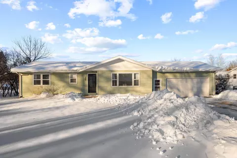 330 Oregon Rd, Cedar Falls, IA 50613