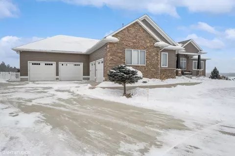 93 Vista Cir, Waverly, IA 50677