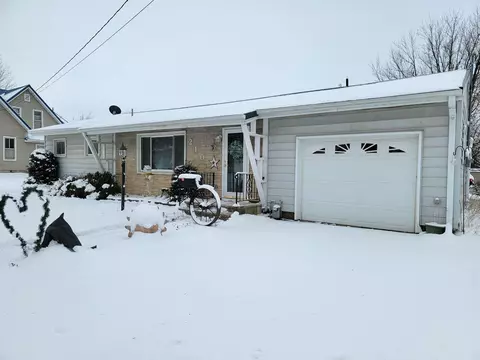 210 5th St W, Cresco, IA 52136