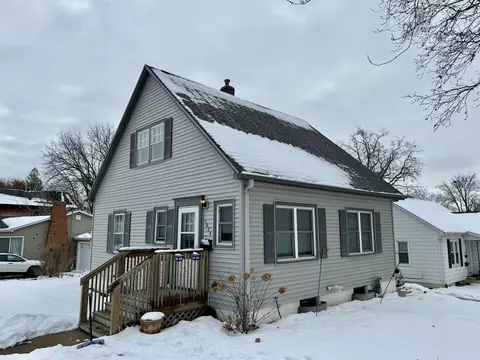 1024 W 2nd St, Cedar Falls, IA 50613