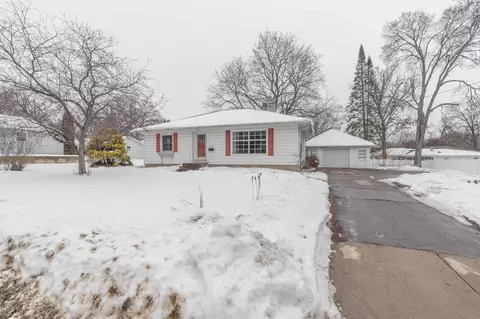 2214 Hickory Ln, Cedar Falls, IA 50613