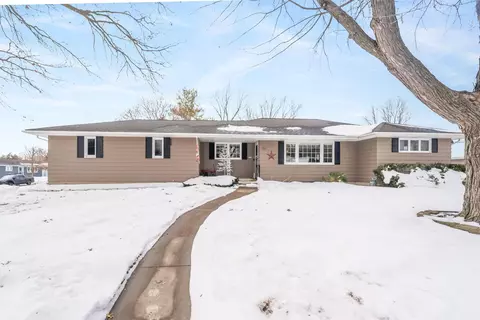 223 Highland Dr, Cedar Falls, IA 50613