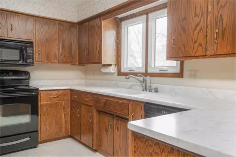 231 Lambeth Rd, Waterloo, IA 50701 photo 6