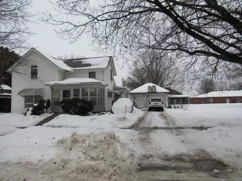 748 N Sycamore St, Monticello, IA 52310