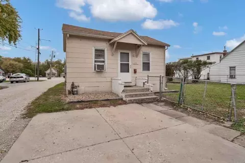 511 W 2nd St, Cedar Falls, IA 50613