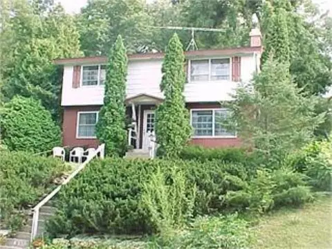 905 W Pearl St, Decorah, IA 52101