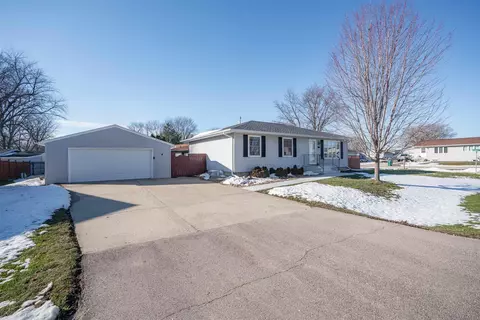 96 Corliss Ave, Elk Run Heights, IA 50707