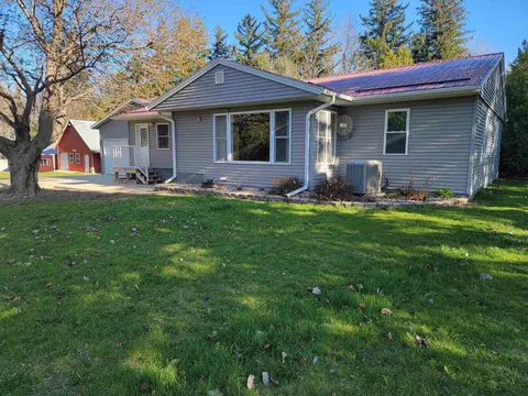 6889 Robin Ave, Lime Springs, IA 52155