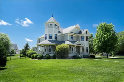 2908 Wellington Dr, Cedar Falls, IA 50613