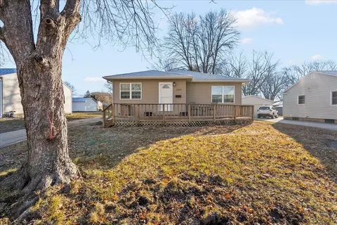 2302 Victory Dr, Cedar Falls, IA 50613