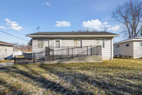 816 Melrose Dr, Cedar Falls, IA 50613