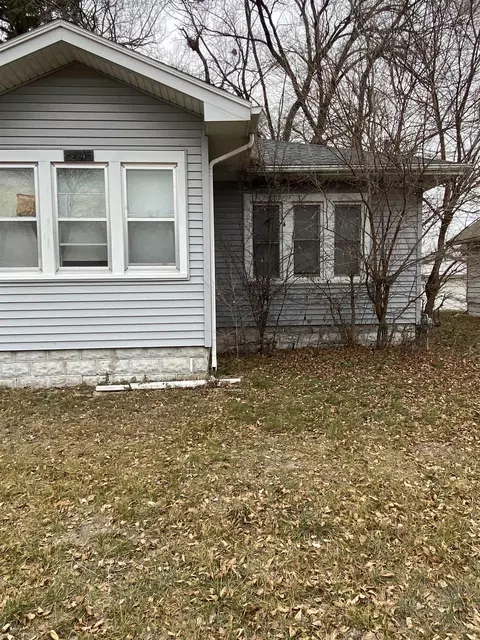 2243 E 4th St, Waterloo, IA 50703