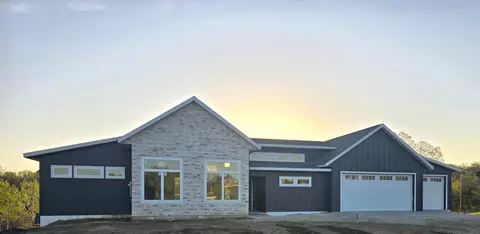 1008 Shagbark Ct, Decorah, IA 52101