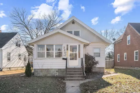 2207 W 3rd St, Waterloo, IA 50701
