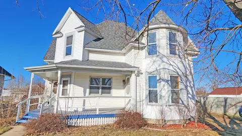 501 4th St, Grundy Center, IA 50638