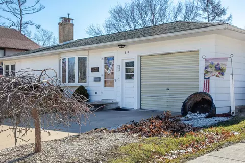 610 12th St, Cedar Falls, IA 50613