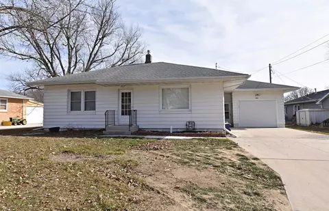 606 8th Ave N W, Independence, IA 50644