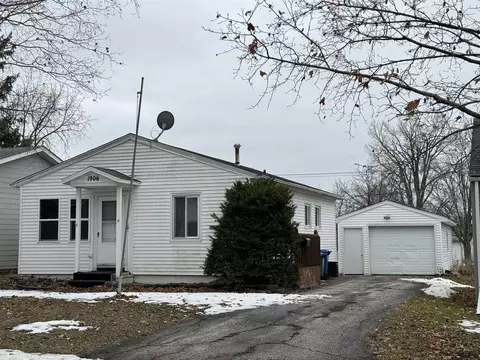 1906 Owen St, Charles City, IA 50616