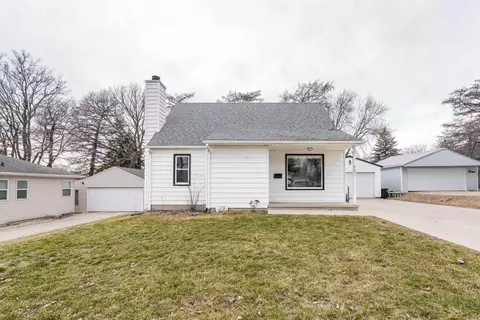 907 4th St NW, Waverly, IA 50677