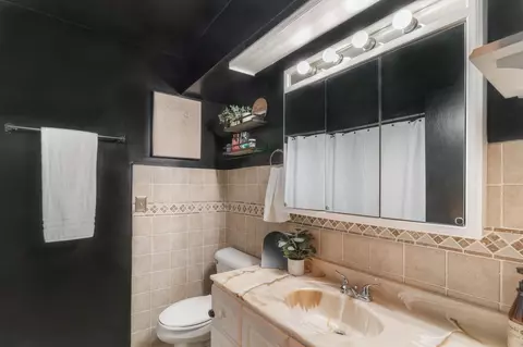 Bath - 1446 E Ridgeway Ave, Waterloo, IA 50702 photo 1 of 2
