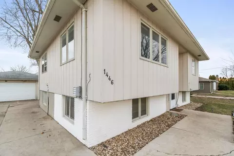 1446 E Ridgeway Ave, Waterloo, IA 50702