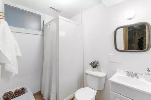 Bath - 1446 E Ridgeway Ave, Waterloo, IA 50702 photo 2 of 2