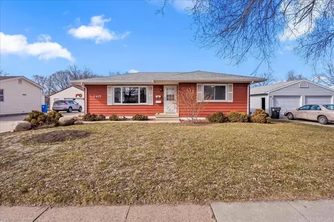 2415 Valley Park Dr, Cedar Falls, IA 50613
