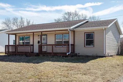 1673 Oakwood Dr, Waterloo, IA 50703
