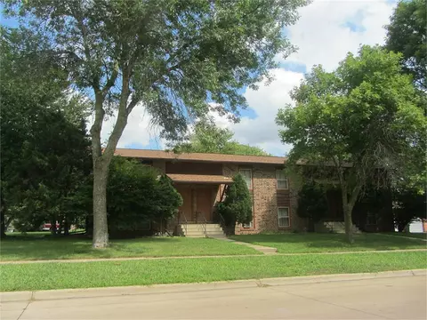 306 Cedar Crest Dr, Cedar Falls, IA 50613