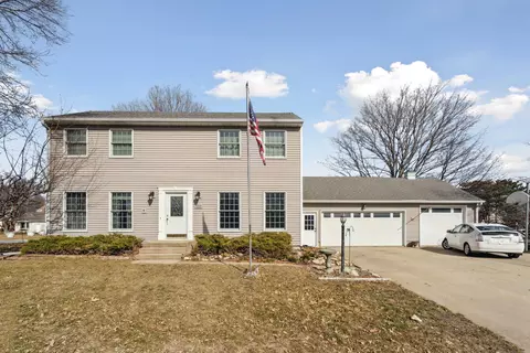 1518 Hickory Heights Dr, Waverly, IA 50677