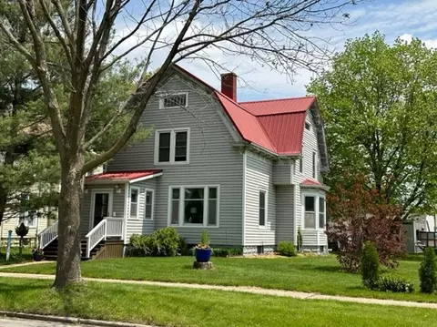 602 N Jackson St, Charles City, IA 50616