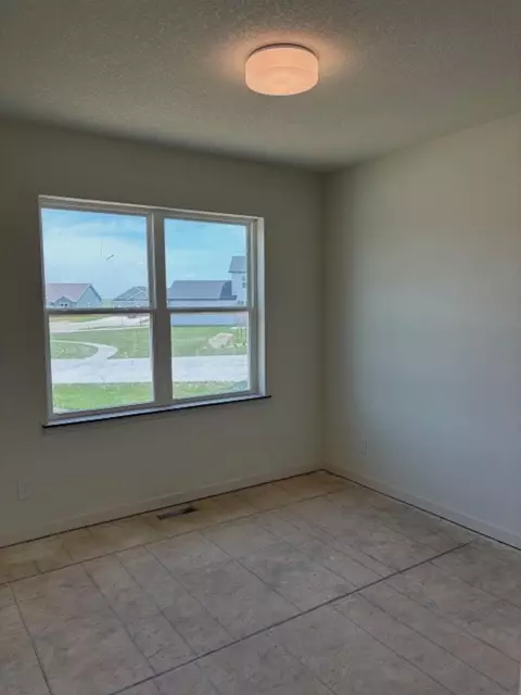 125 Goldcrest Ct, Waterloo, IA 50701 photo 9