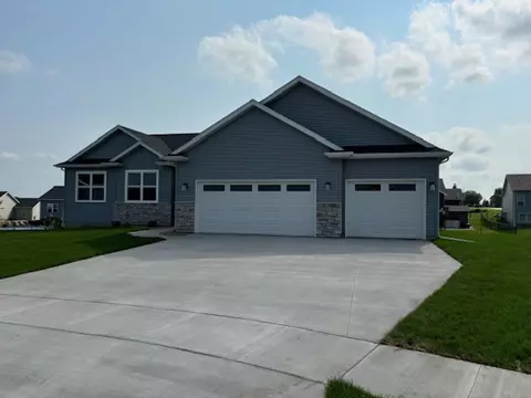 125 Goldcrest Ct, Waterloo, IA 50701