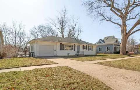 1316 W 3rd St, Cedar Falls, IA 50613
