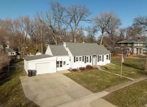 2104 Rainbow Dr, Cedar Falls, IA 50613