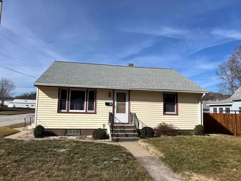 915 River St, Decorah, IA 52101