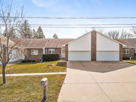 2916 W 4th St, Cedar Falls, IA 50613