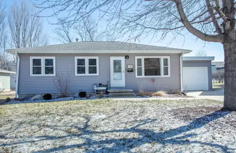 210 18th St NW, Waverly, IA 50677