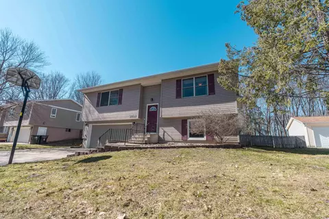 2714 Hiawatha Rd, Cedar Falls, IA 50613