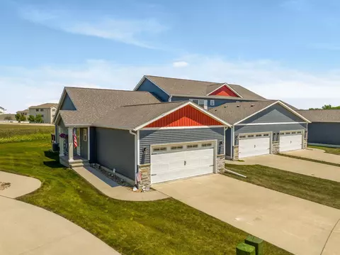 1015 Loren Dr, Cedar Falls, IA 50613