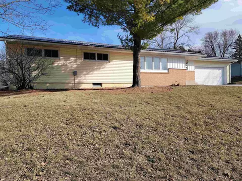 915 N Elm St, Cresco, IA 52136
