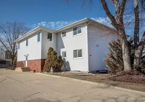 215 21st St NW #3, Waverly, IA 50677