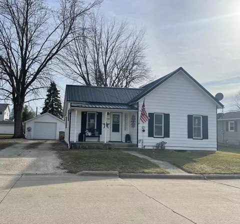 208 Elm St, Manchester, IA 52057