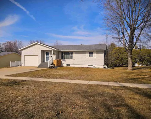 520 E 4th Ave, Cresco, IA 52136