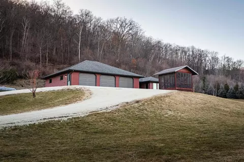 2888 Winnebago Rd, New Albin, IA 52160