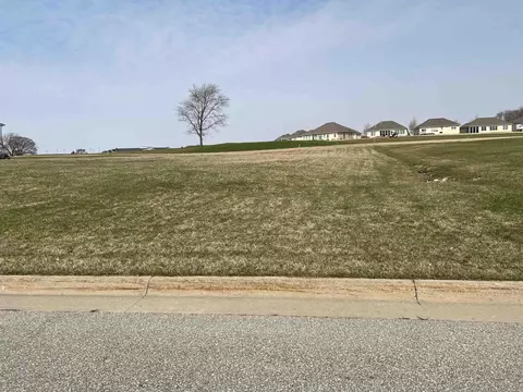 176 Augusta Ln, Waverly, IA 50677